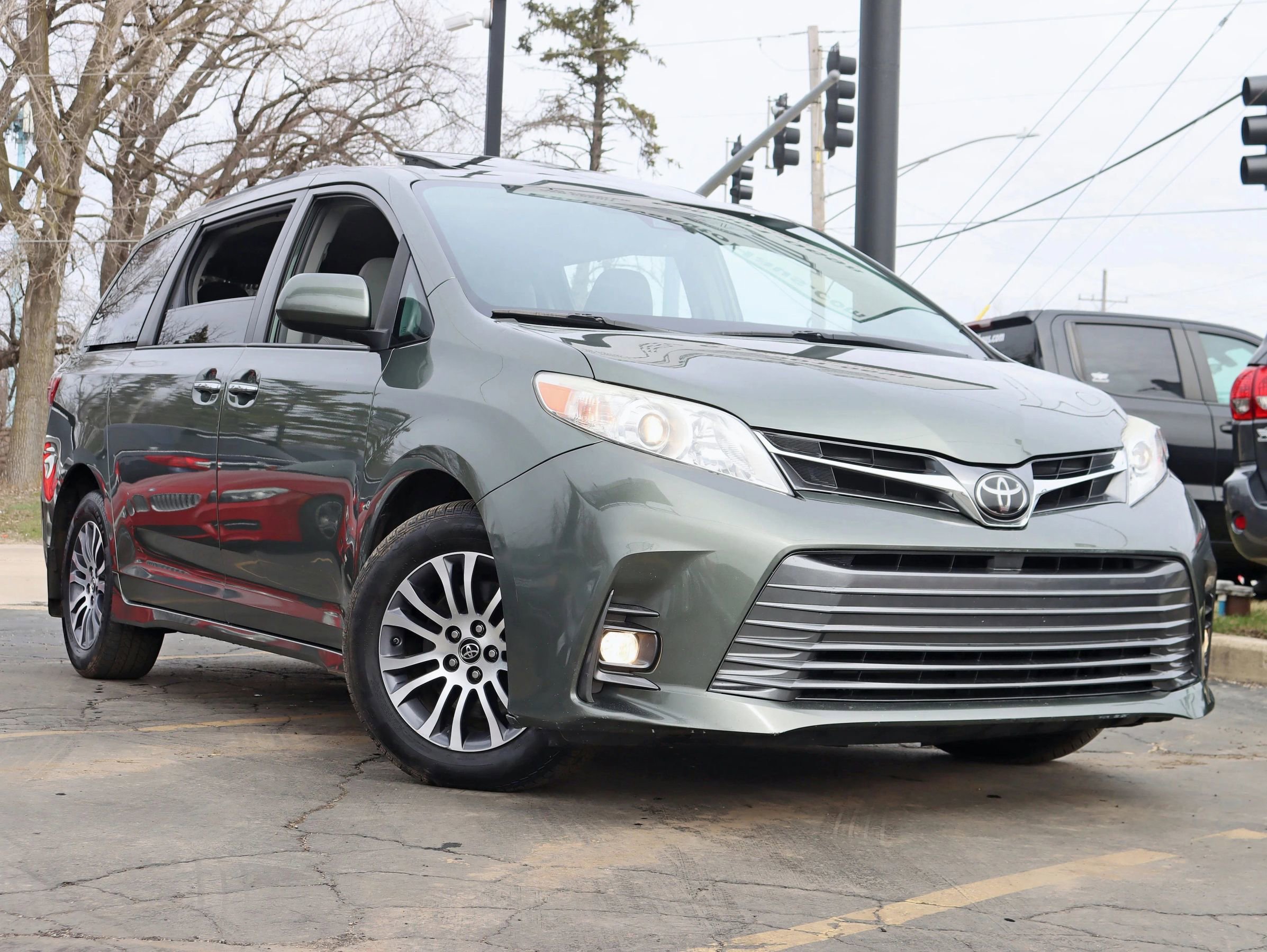 Used 2018 Toyota Sienna XLE w/ XLE Navigation Package FWD image 8