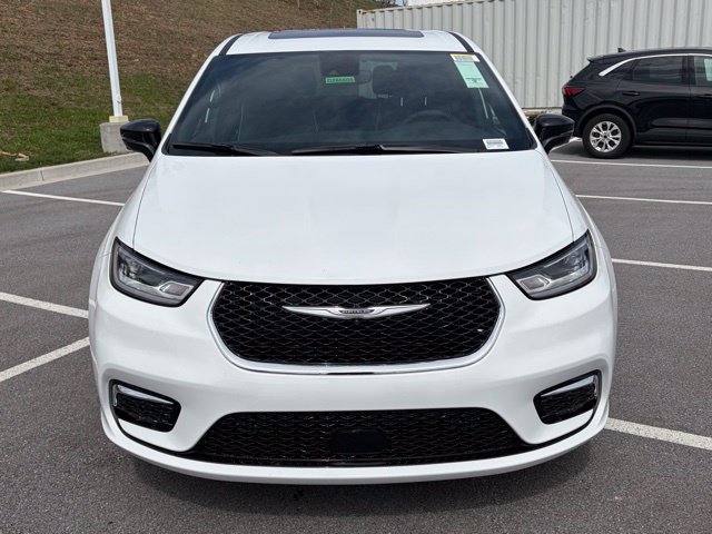 New 2026 Chrysler Pacifica Limited w/ Uconnect Theater Family Group FWD image 9