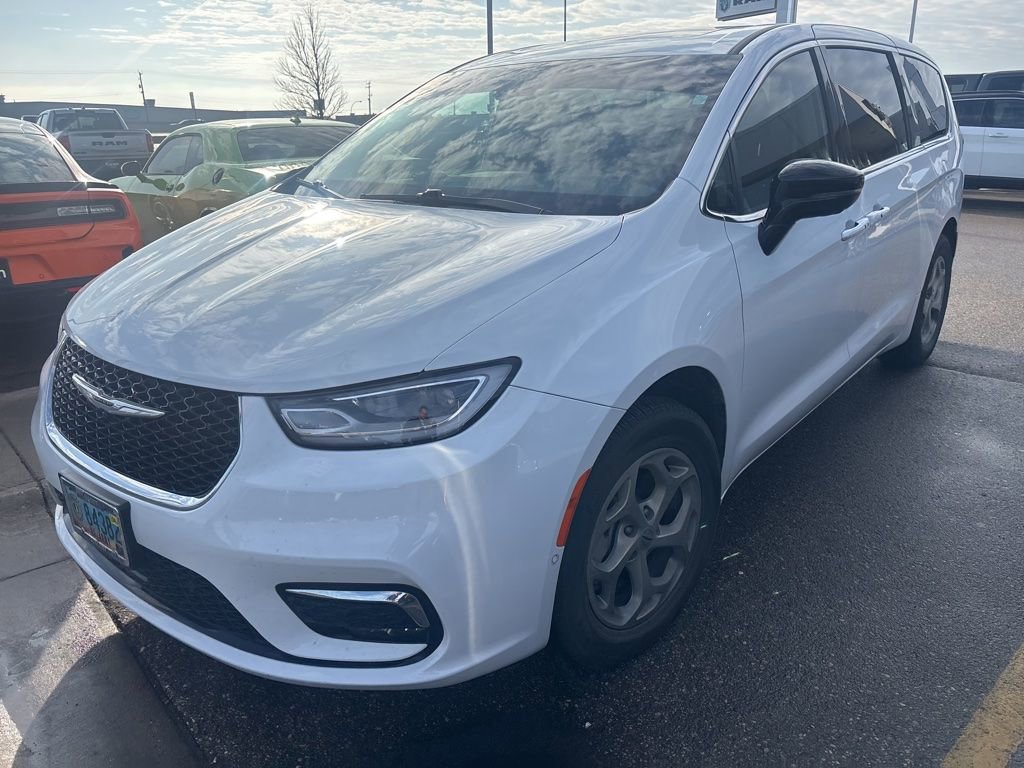Used 2024 Chrysler Pacifica Limited image 3