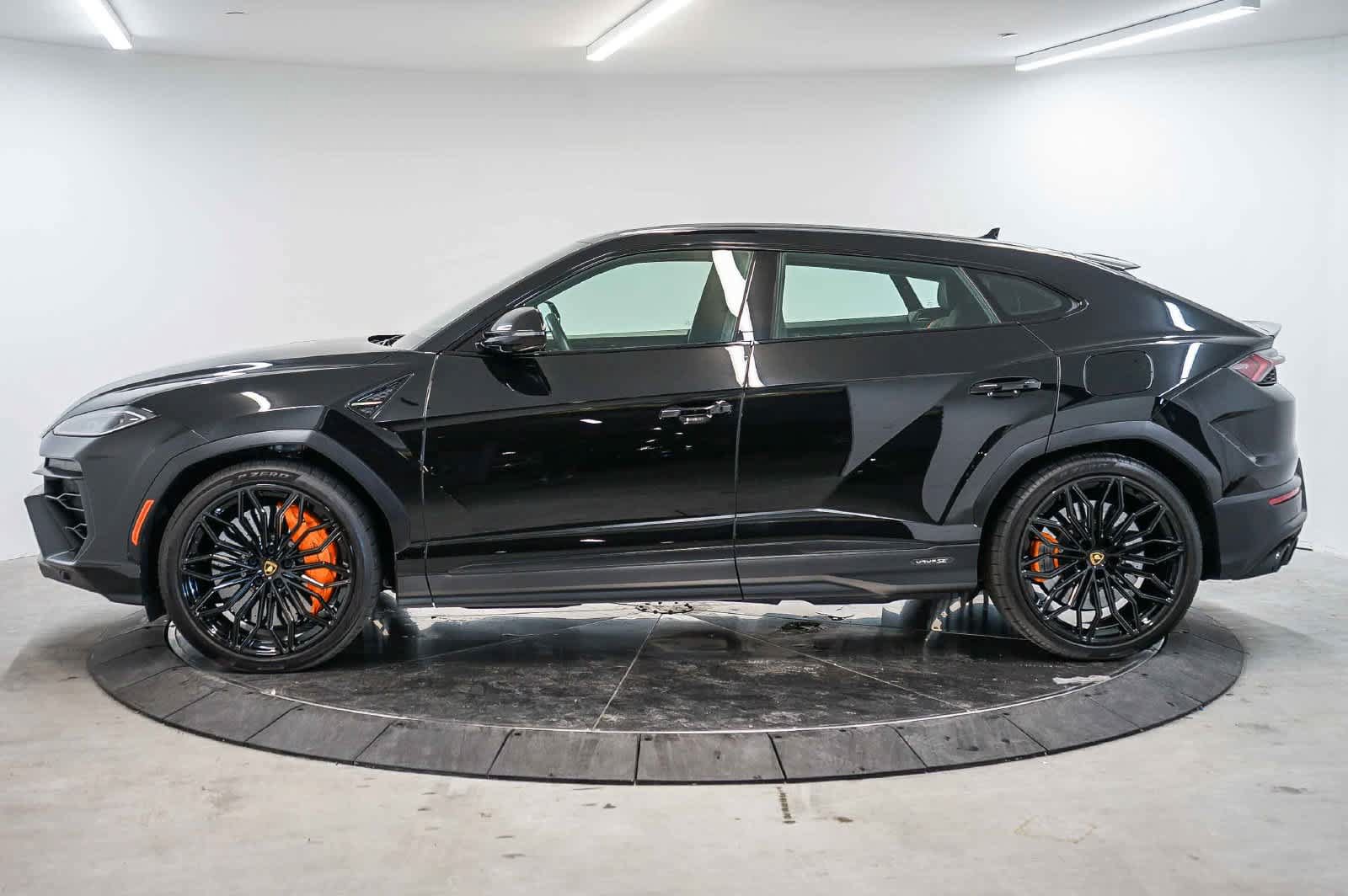 Used 2025 Lamborghini Urus SE AWD/4WD image 2