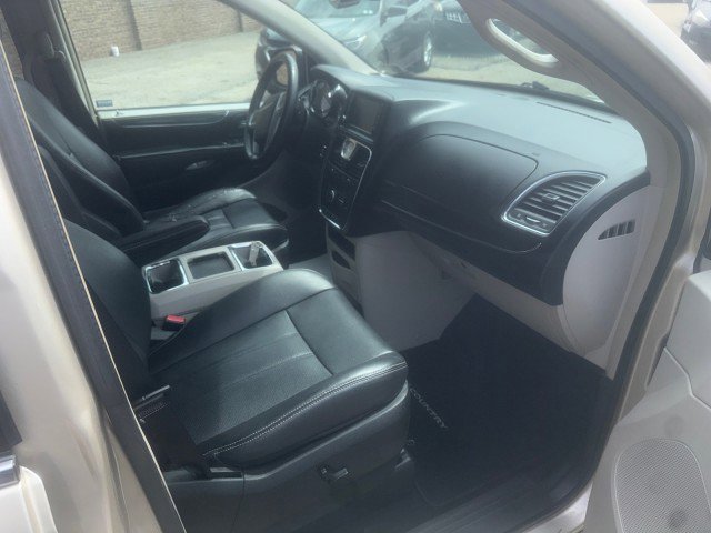 Used 2014 Chrysler Town & Country Touring-L w/ Driver Convenience Group FWD image 19