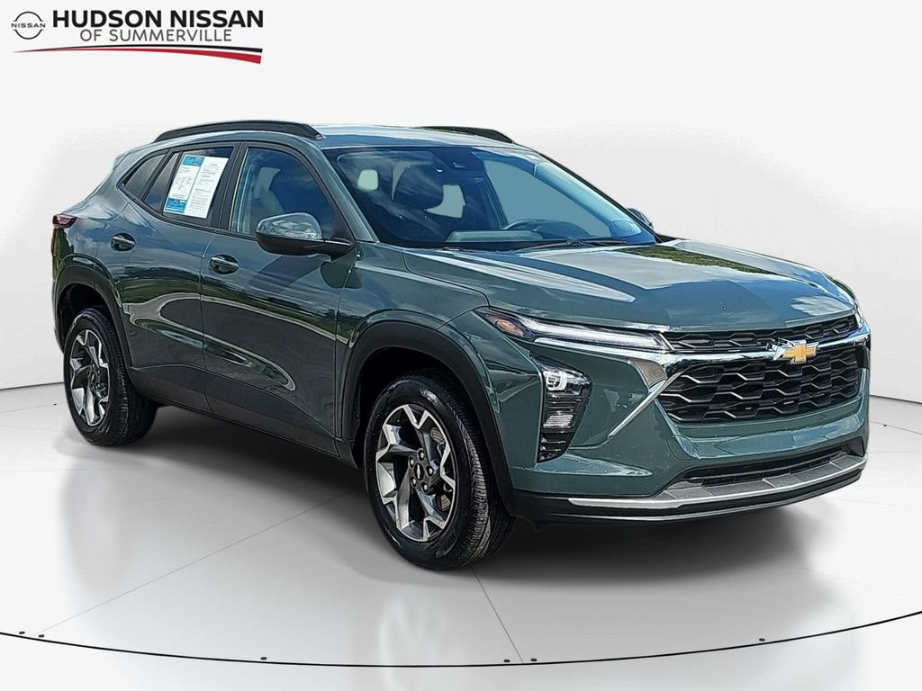Used 2025 Chevrolet Trax LT FWD image 1