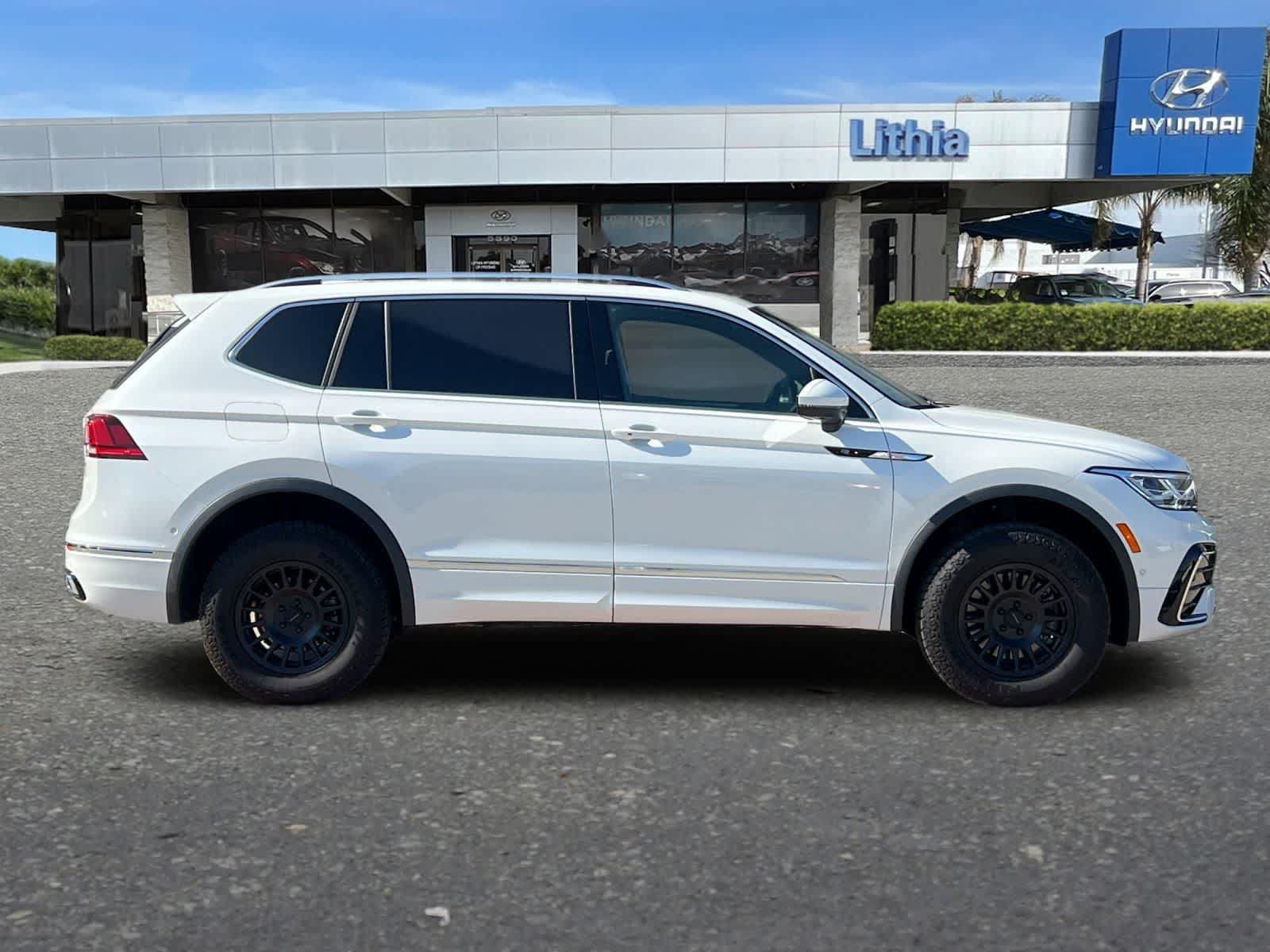 Used 2024 Volkswagen Tiguan SEL R-Line AWD/4WD image 9