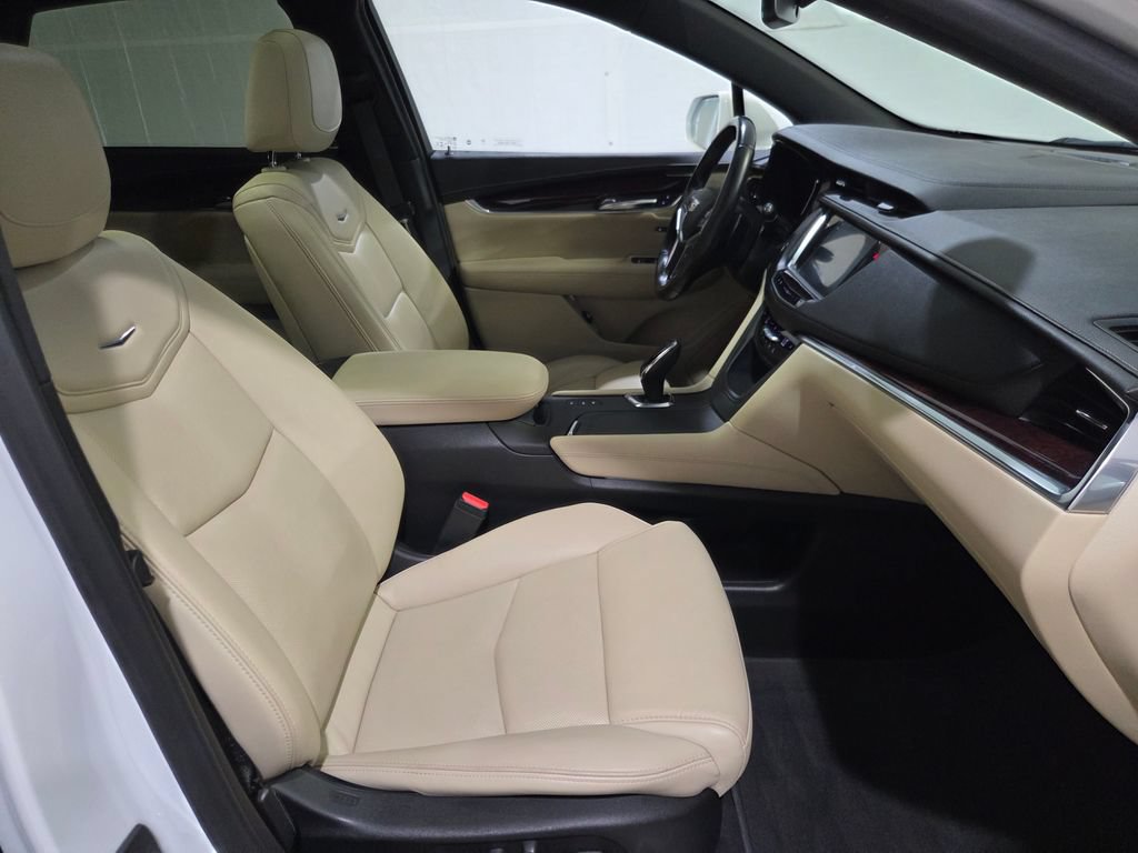 Used 2018 Cadillac XT5 Luxury w/ Driver Awareness Package AWD/4WD image 16