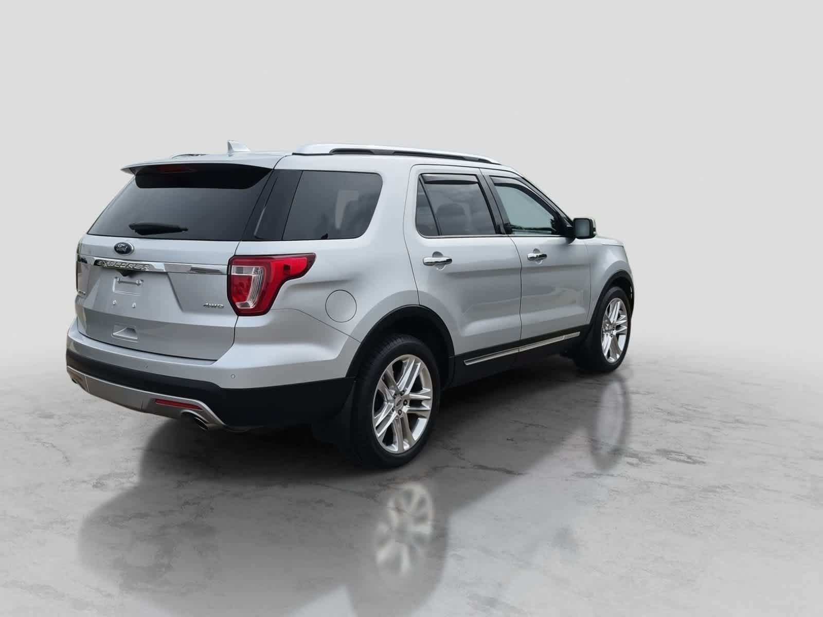 Used 2017 Ford Explorer Limited w/ Equipment Group 301A AWD/4WD image 8