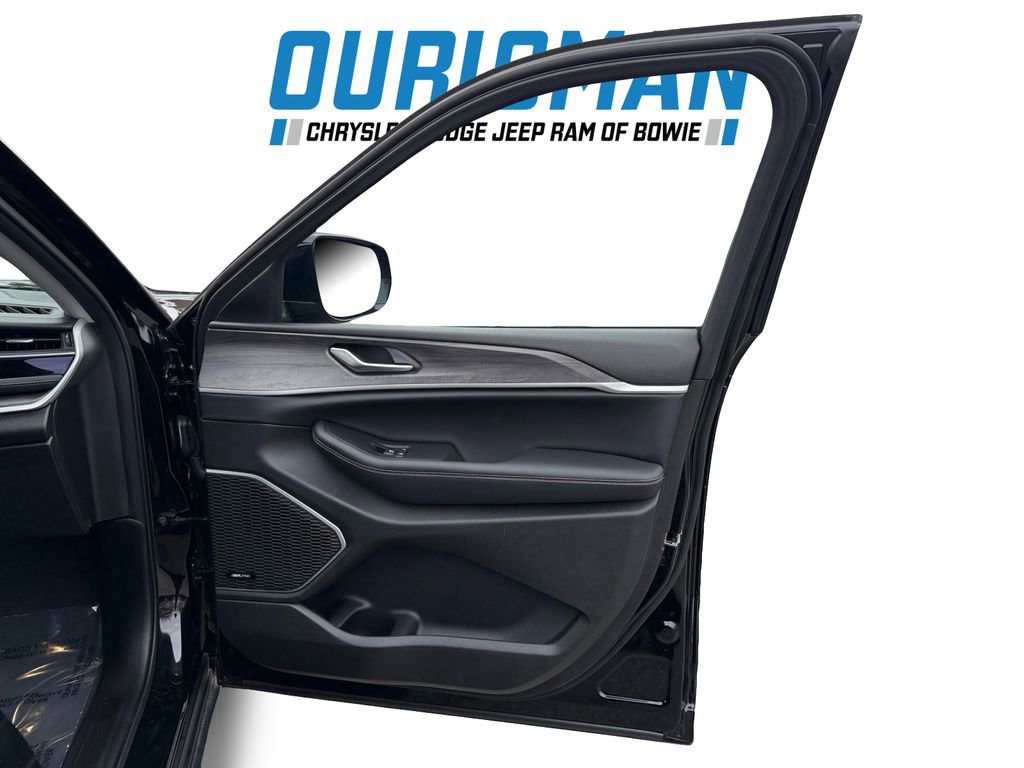 Used 2023 Jeep Grand Cherokee 4WD 4xe w/ Luxury Tech Group II image 16