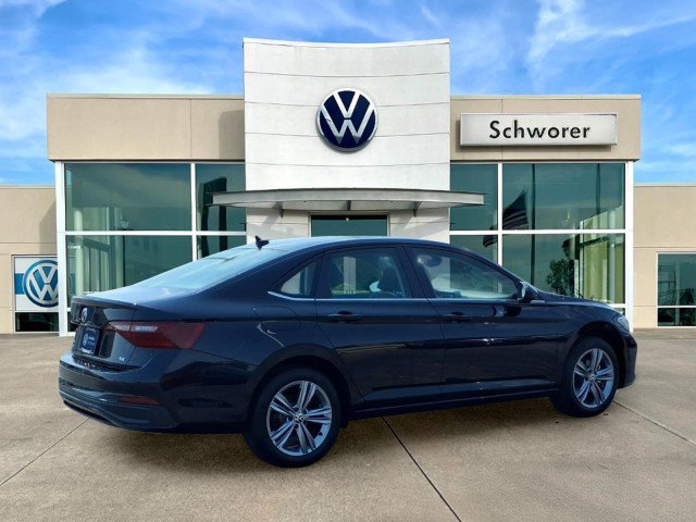 Certified 2023 Volkswagen Jetta SE FWD image 5