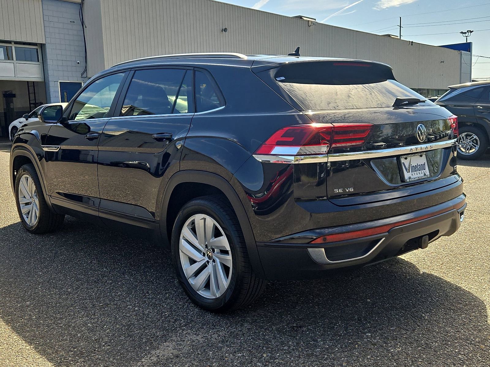 Used 2022 Volkswagen Atlas Cross Sport SE image 28