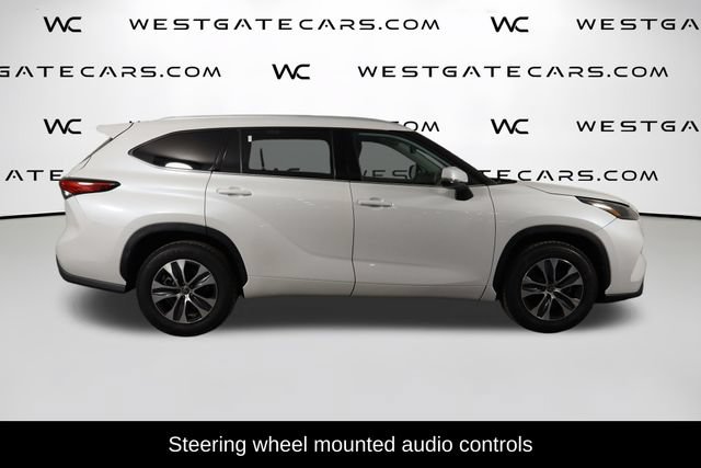 Used 2022 Toyota Highlander XLE FWD image 5