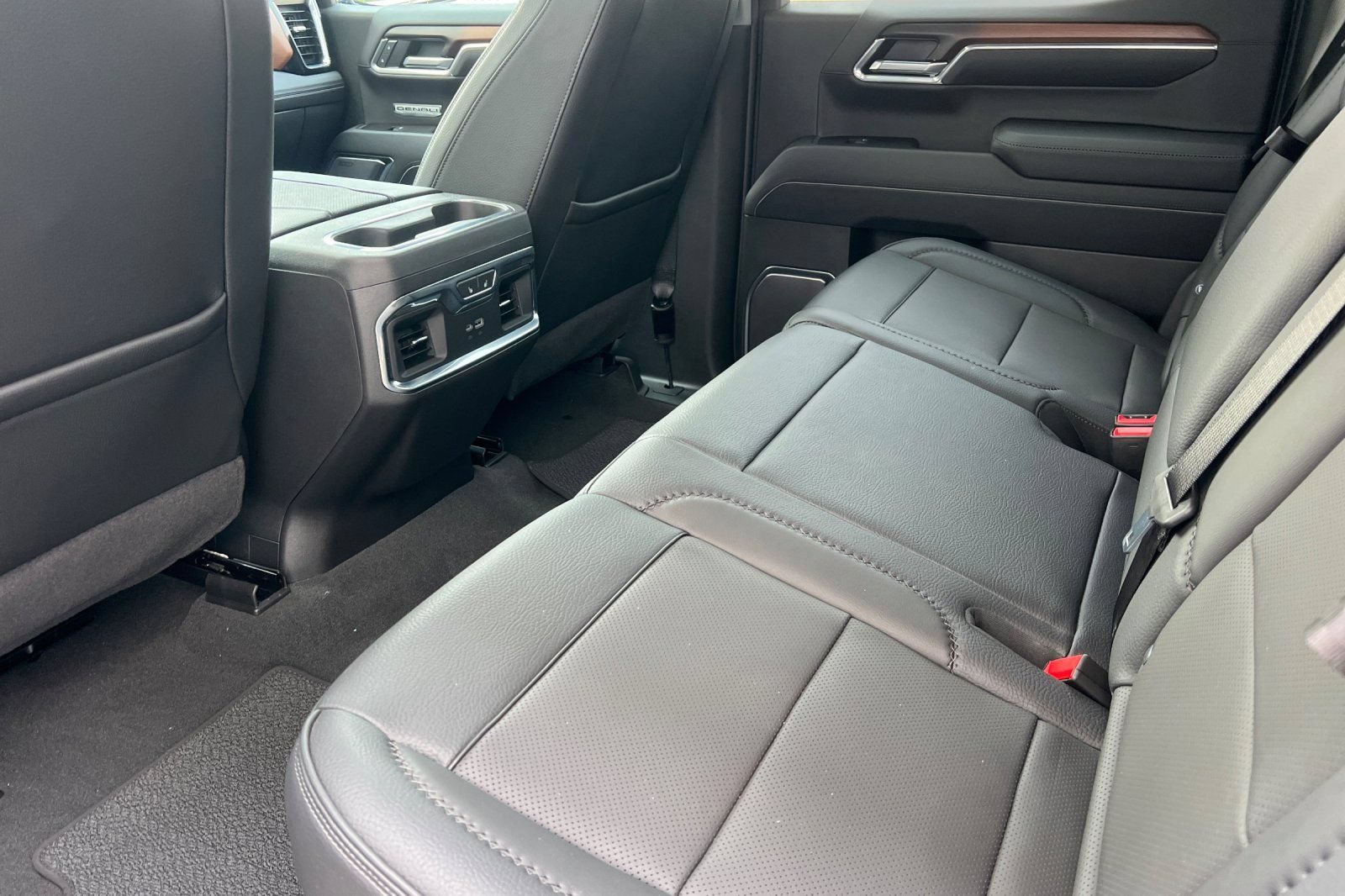 Used 2025 GMC Sierra 1500 Denali w/ Denali Reserve Package AWD/4WD image 9