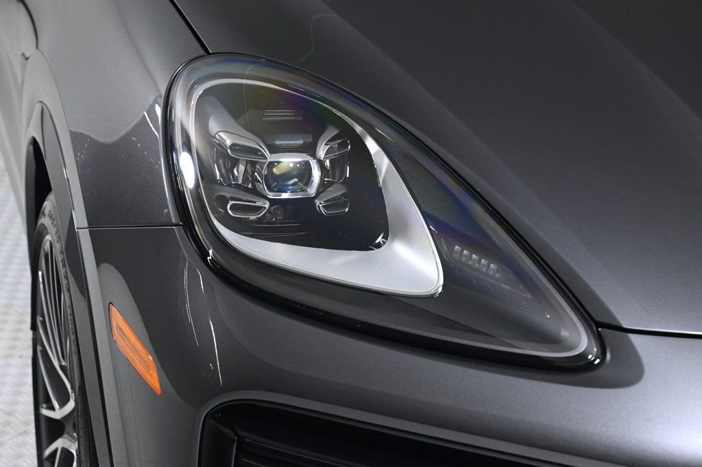 Used 2022 Porsche Cayenne Turbo image 11