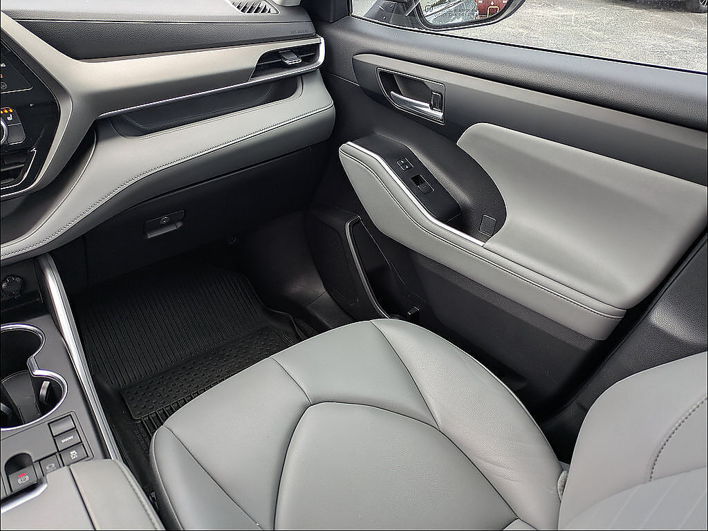 Used 2023 Toyota Highlander XLE FWD image 18