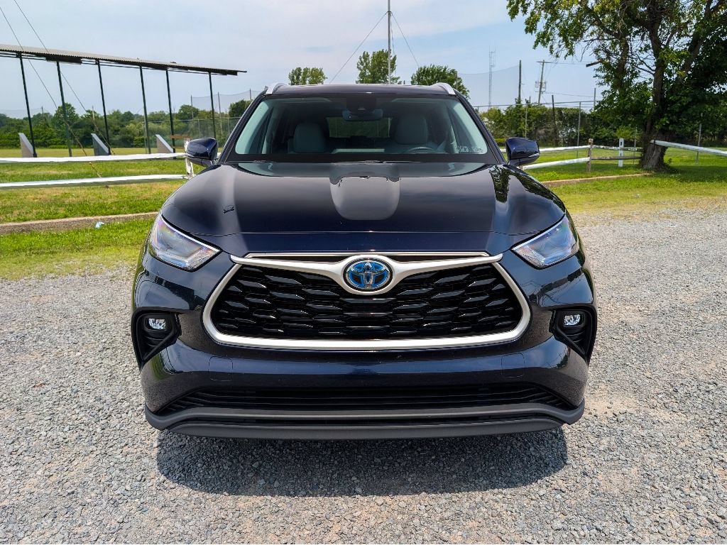 Used 2023 Toyota Highlander XLE AWD/4WD image 2