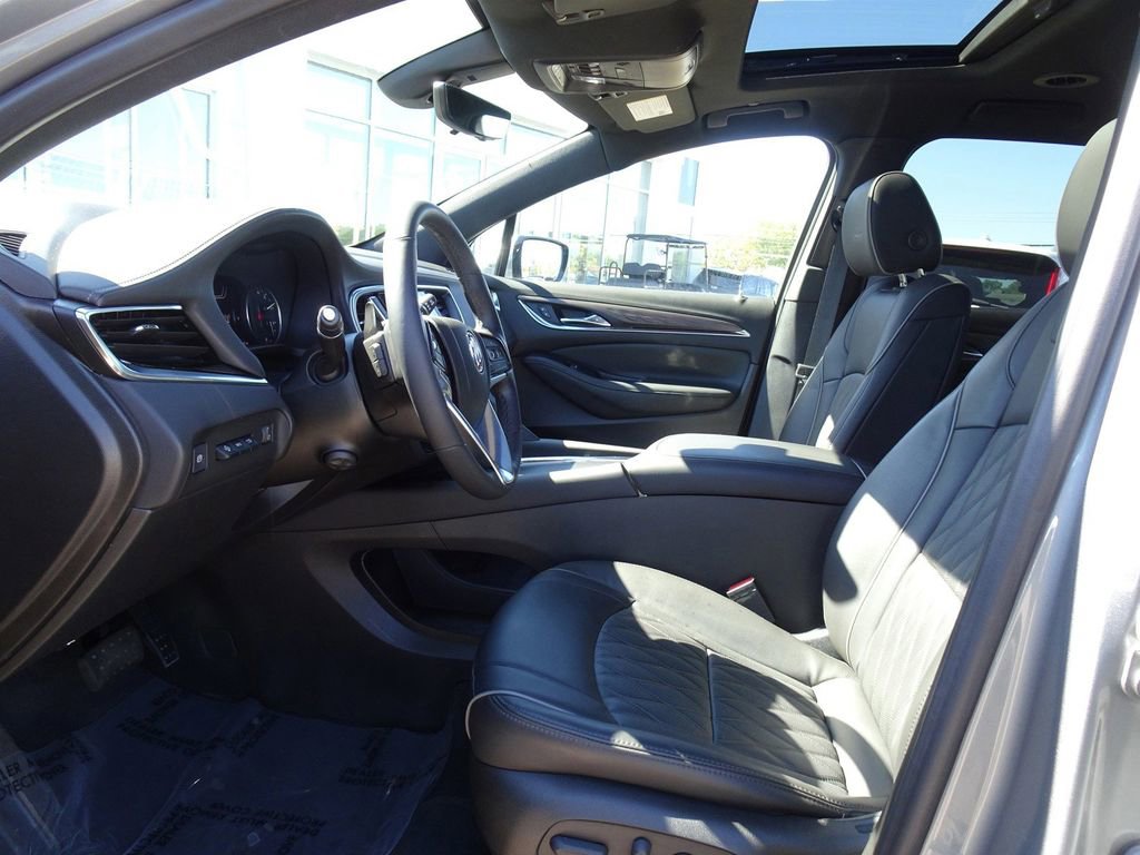 Used 2023 Buick Enclave Avenir image 9