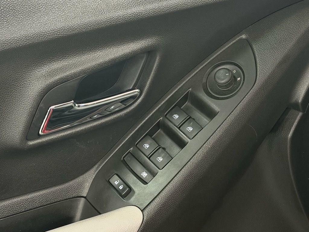 Used 2020 Chevrolet Trax LT w/ LT Convenience Package image 14
