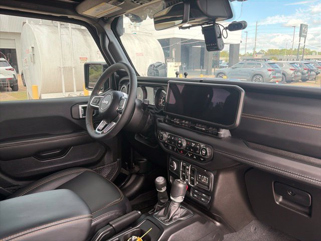 Used 2024 Jeep Wrangler Unlimited Sahara w/ Technology Group AWD/4WD image 15