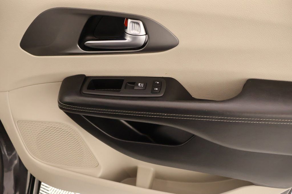 Used 2022 Chrysler Pacifica Touring-L image 16