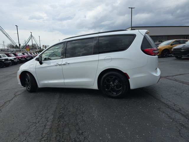 Used 2026 Chrysler Pacifica Premium image 4