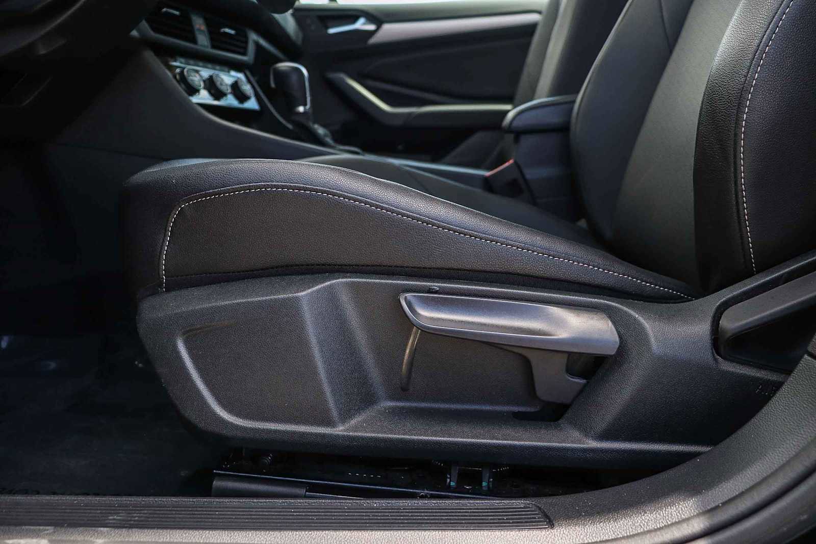 Used 2019 Volkswagen Jetta SE w/ Cold Weather Package FWD image 21