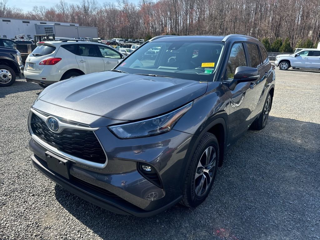 Used 2024 Toyota Highlander XLE image 3