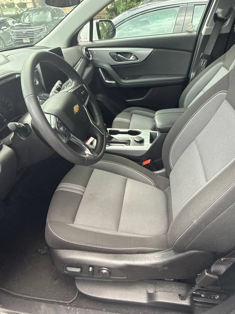 Used 2025 Chevrolet Blazer LT FWD image 4