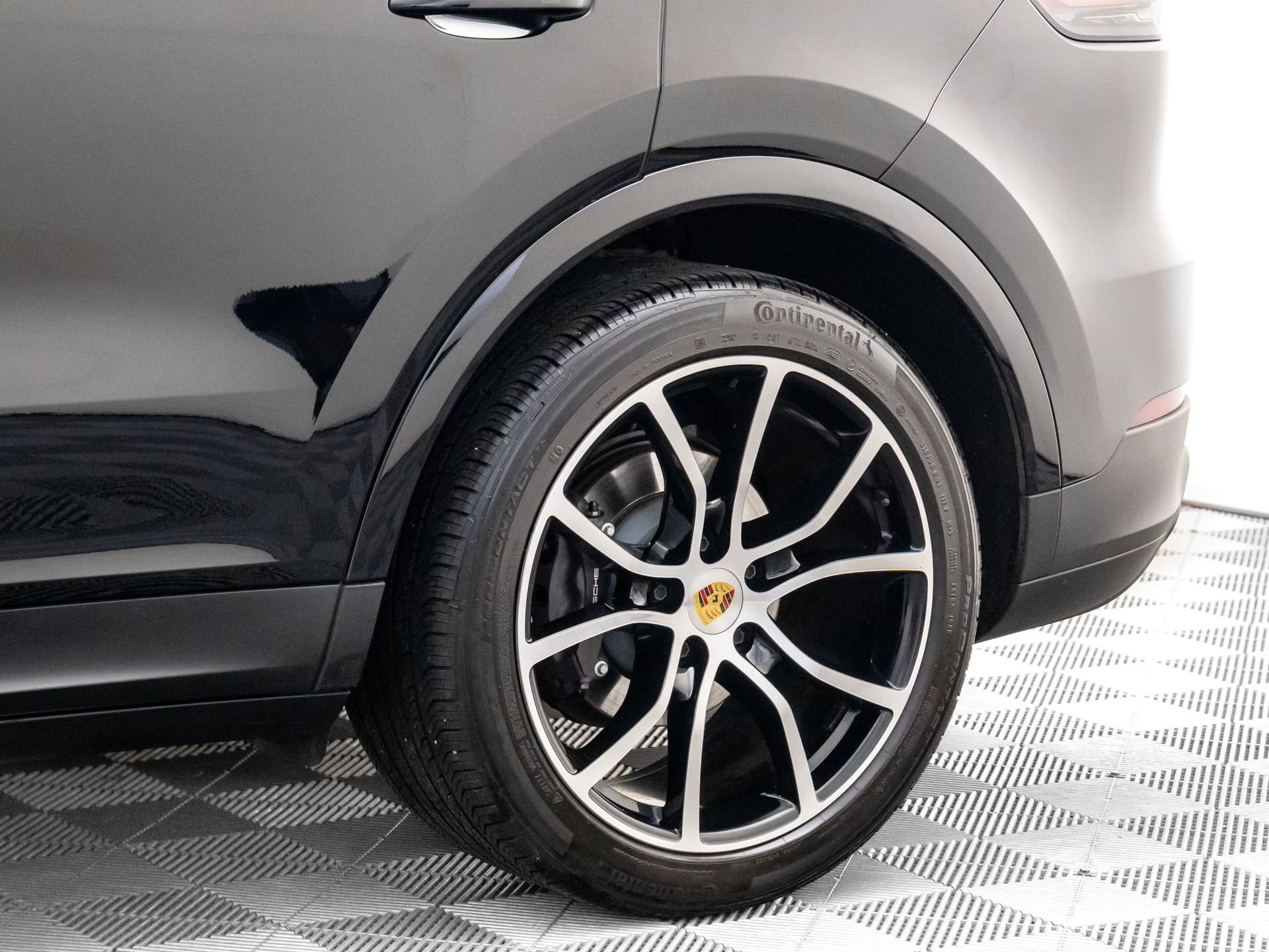 Certified 2023 Porsche Cayenne Platinum Edition image 35