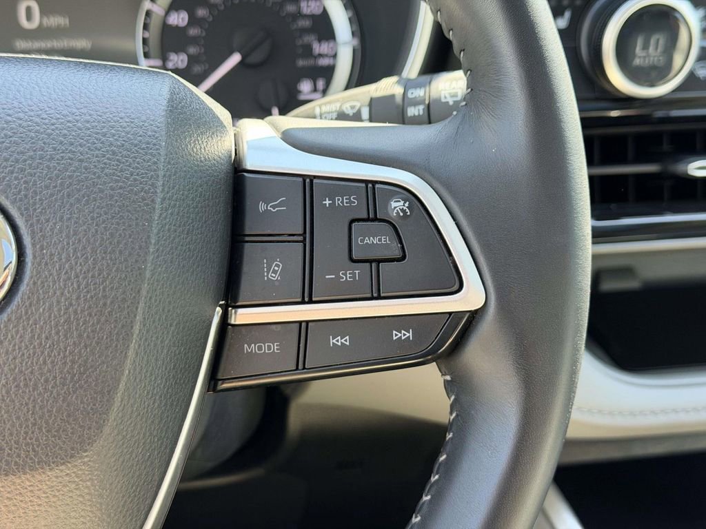 Used 2025 Toyota Highlander XLE AWD/4WD image 7