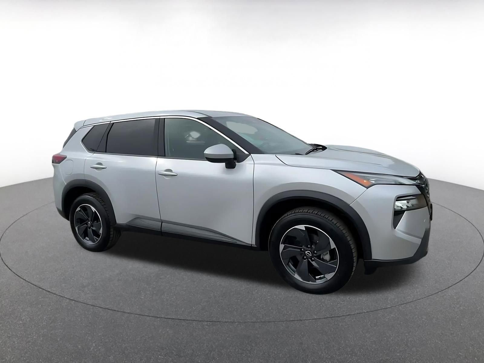 Used 2025 Nissan Rogue SV image 2