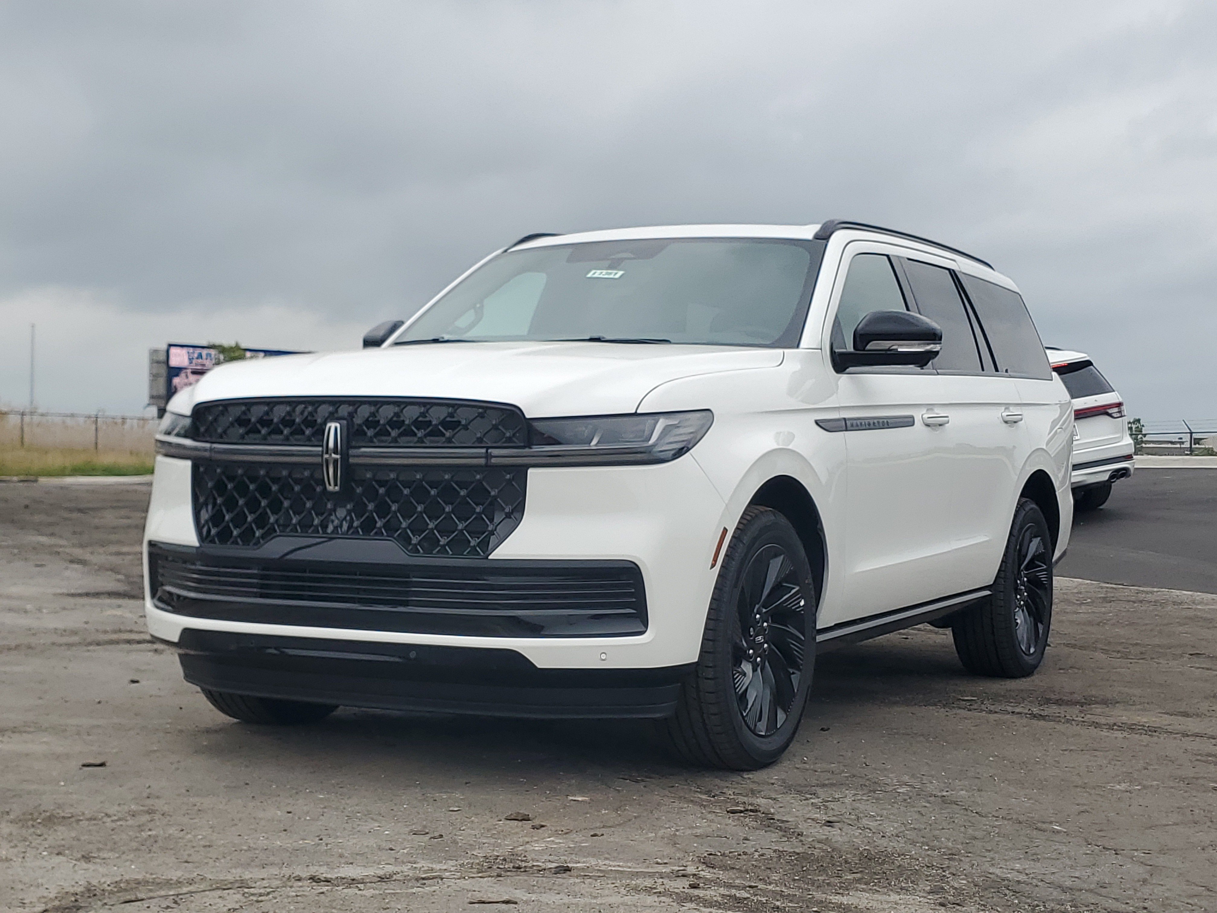 New 2026 Lincoln Navigator Reserve w/ Jet Appearance Package AWD/4WD image 2
