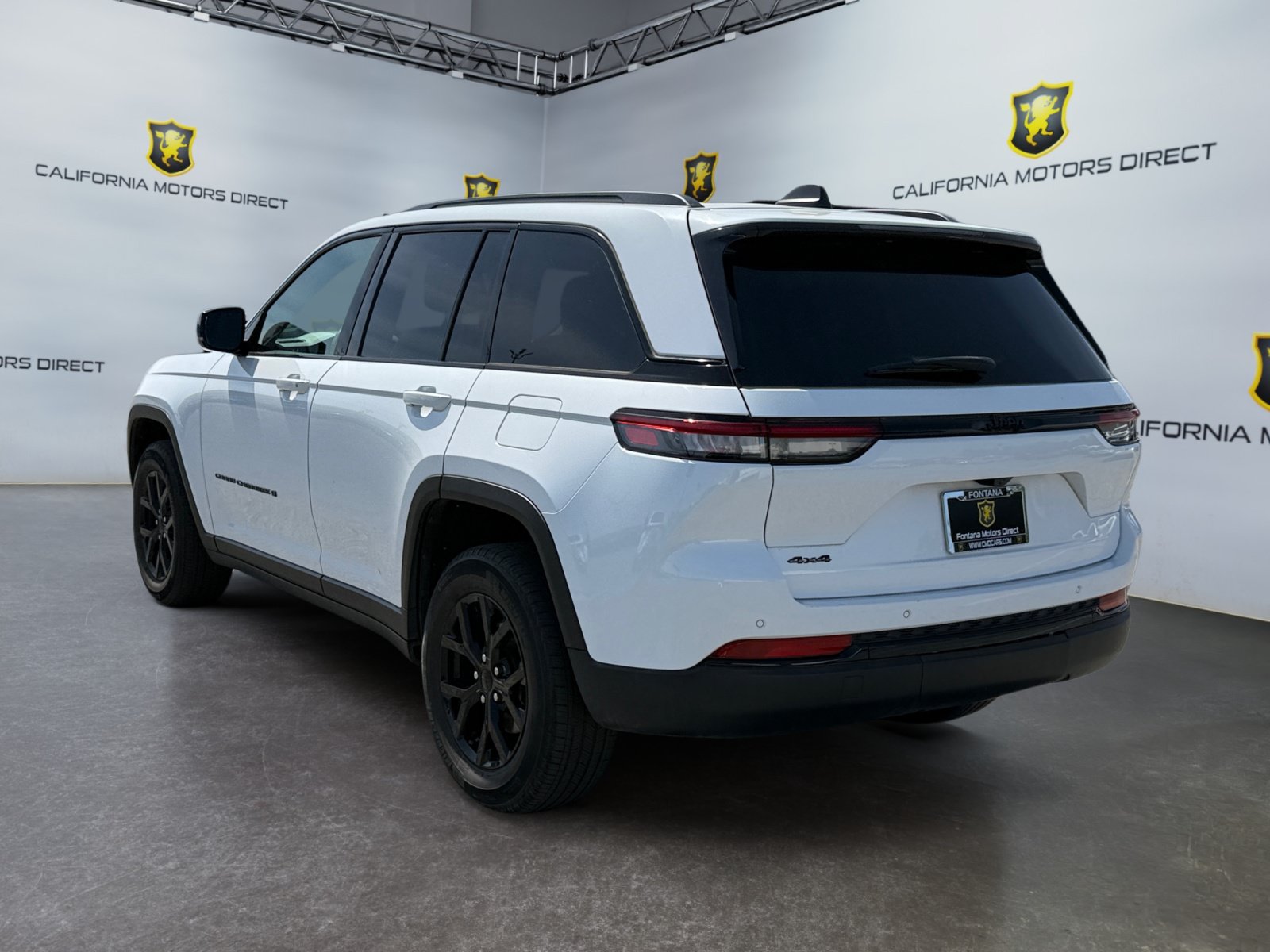 Used 2024 Jeep Grand Cherokee Altitude AWD/4WD image 3