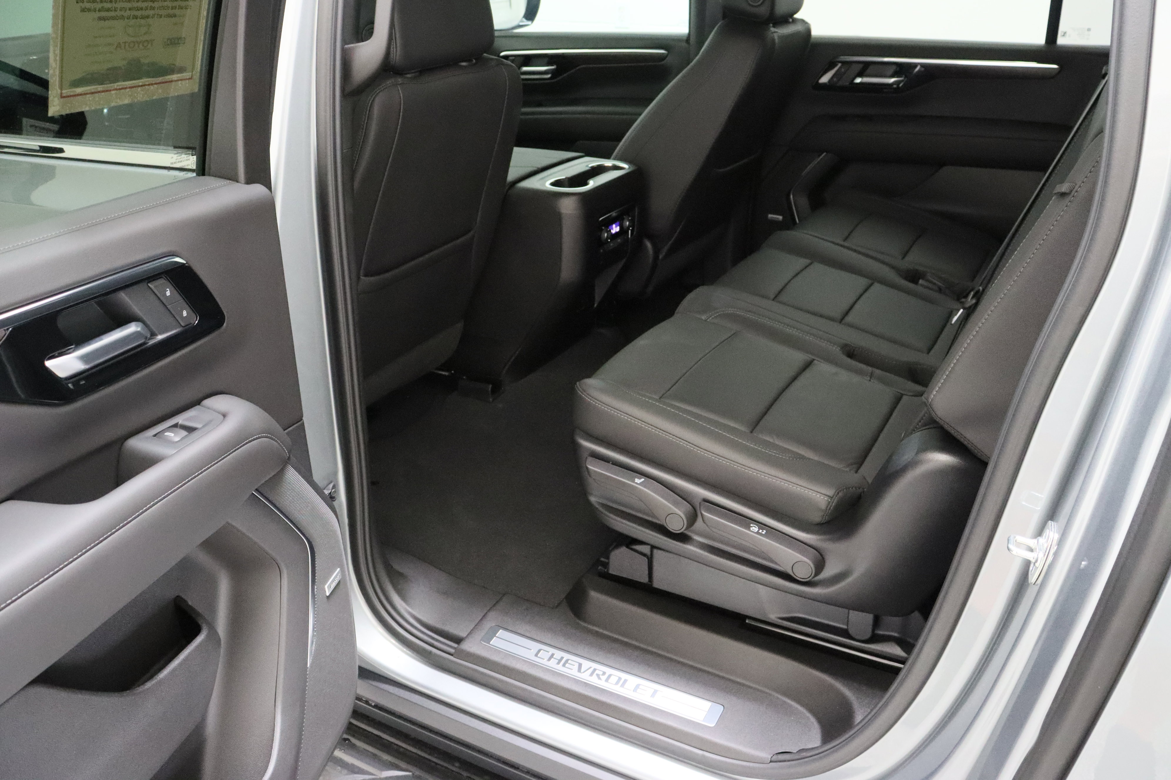 Used 2025 Chevrolet Suburban LT w/ Comfort Package RWD image 30