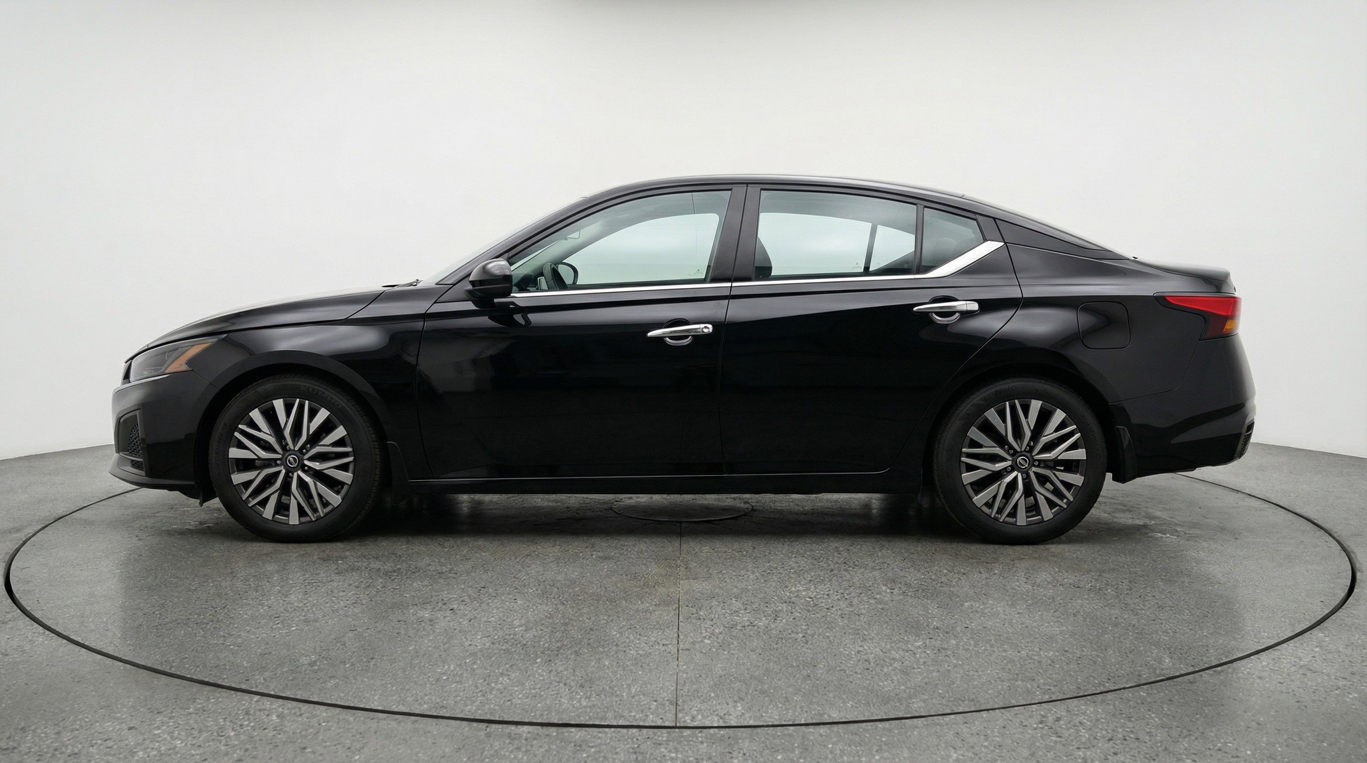 Used 2025 Nissan Altima 2.5 SV image 5