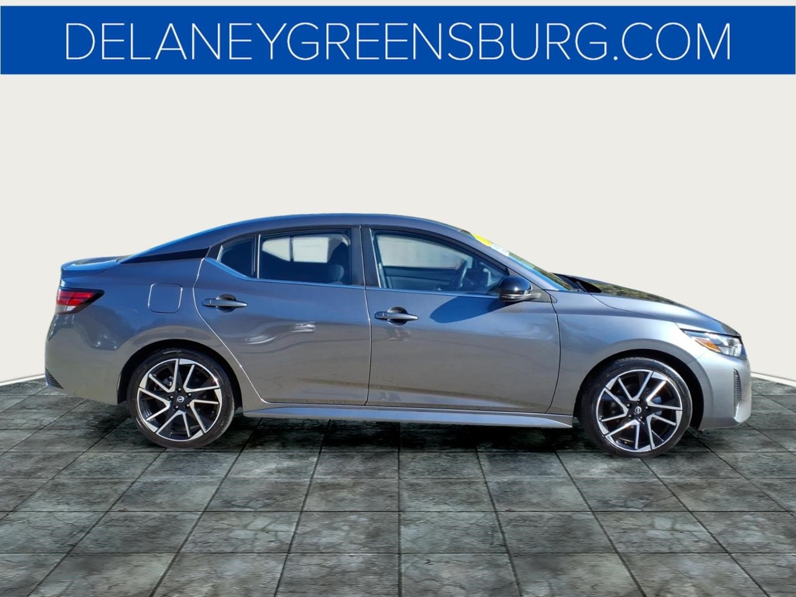 Used 2025 Nissan Sentra SR FWD image 2