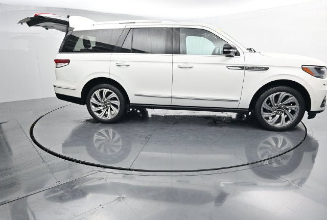 Used 2023 Lincoln Navigator Reserve AWD/4WD image 12