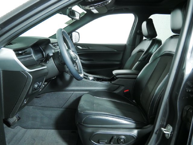 Used 2023 Jeep Grand Cherokee Altitude AWD/4WD image 19