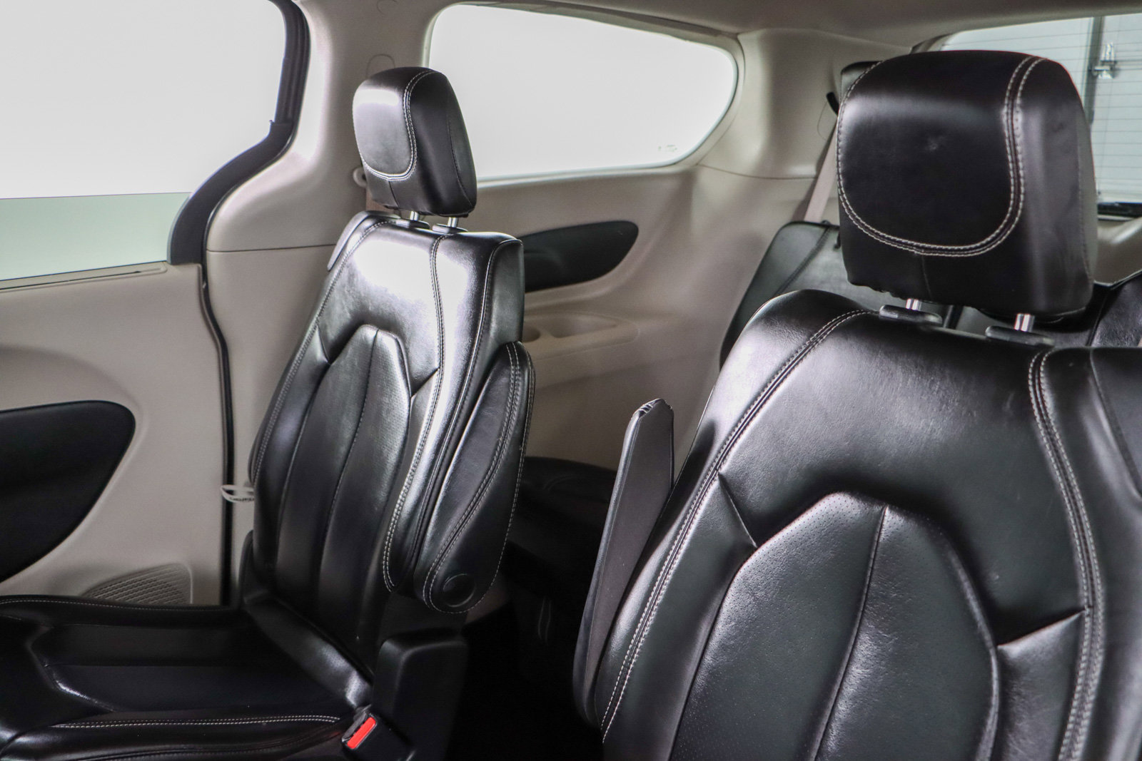 Used 2023 Chrysler Pacifica Touring-L image 24