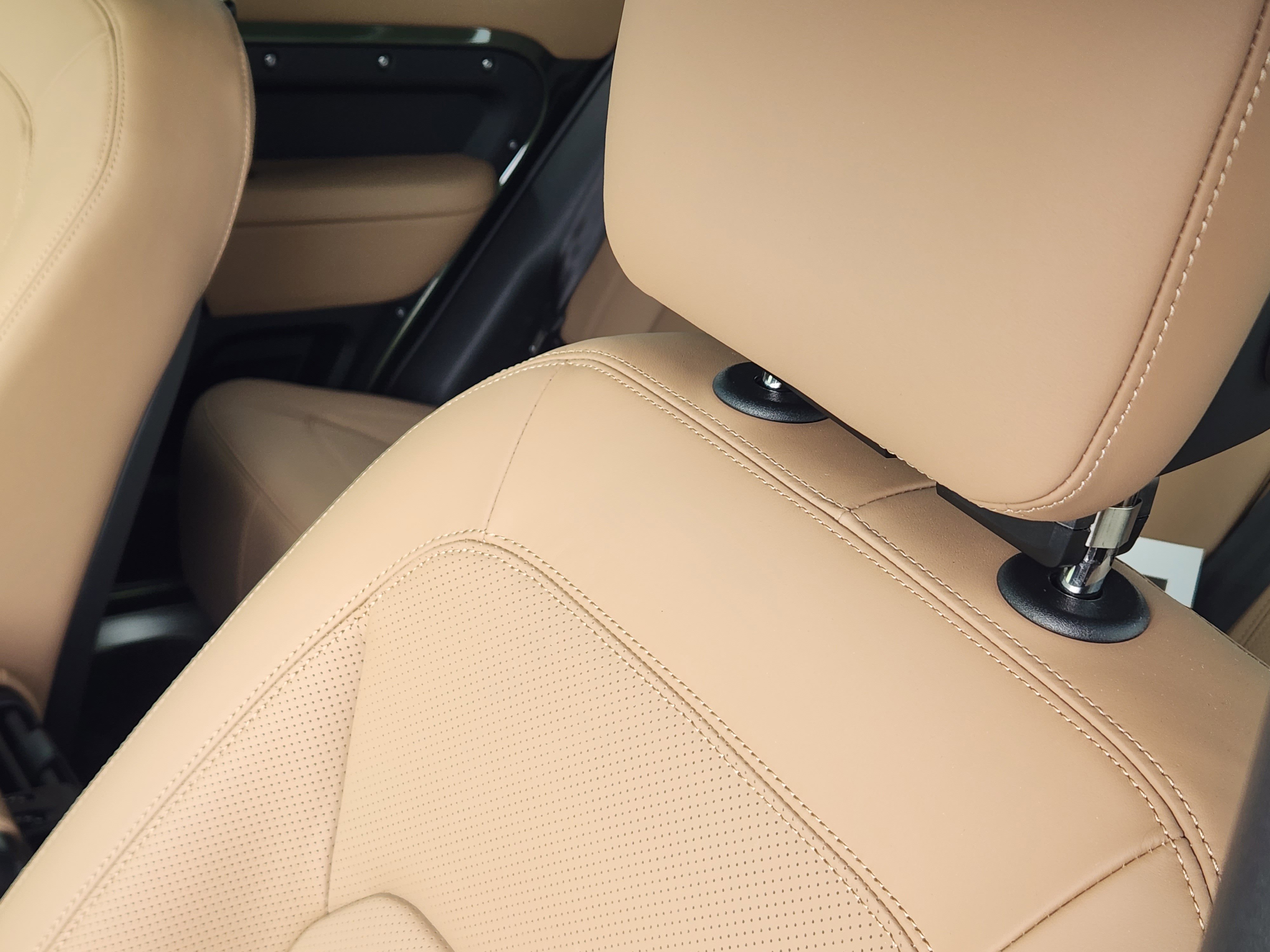 New 2026 Land Rover Defender 110 X-Dynamic SE image 16