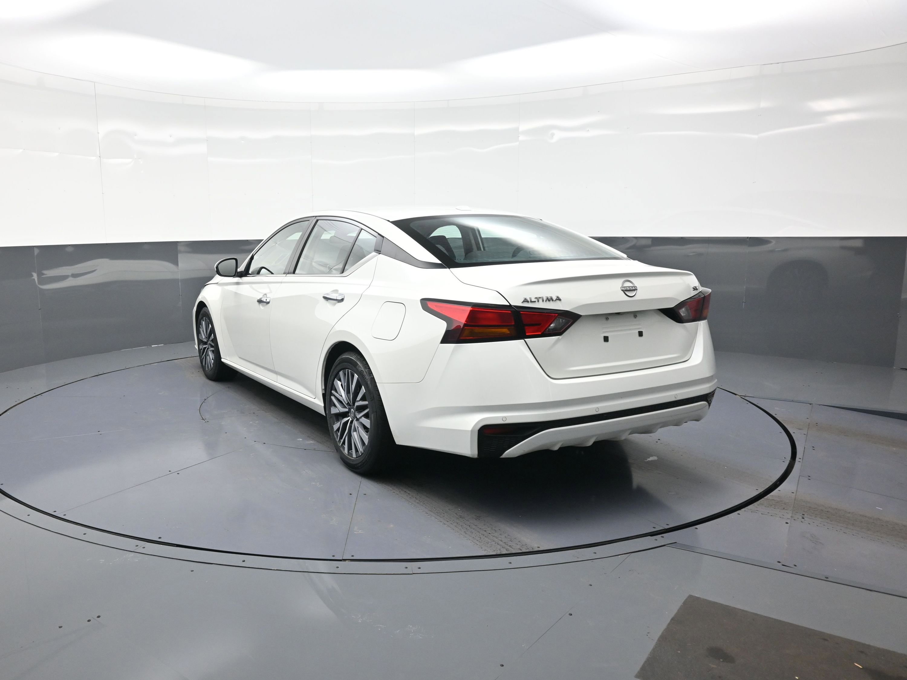 Used 2023 Nissan Altima 2.5 SV image 5