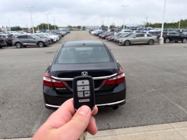 Used 2017 Honda Accord EX-L image 10