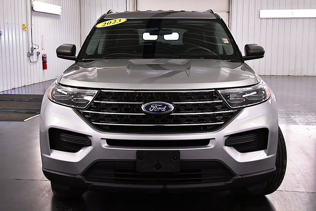 Used 2023 Ford Explorer XLT image 2