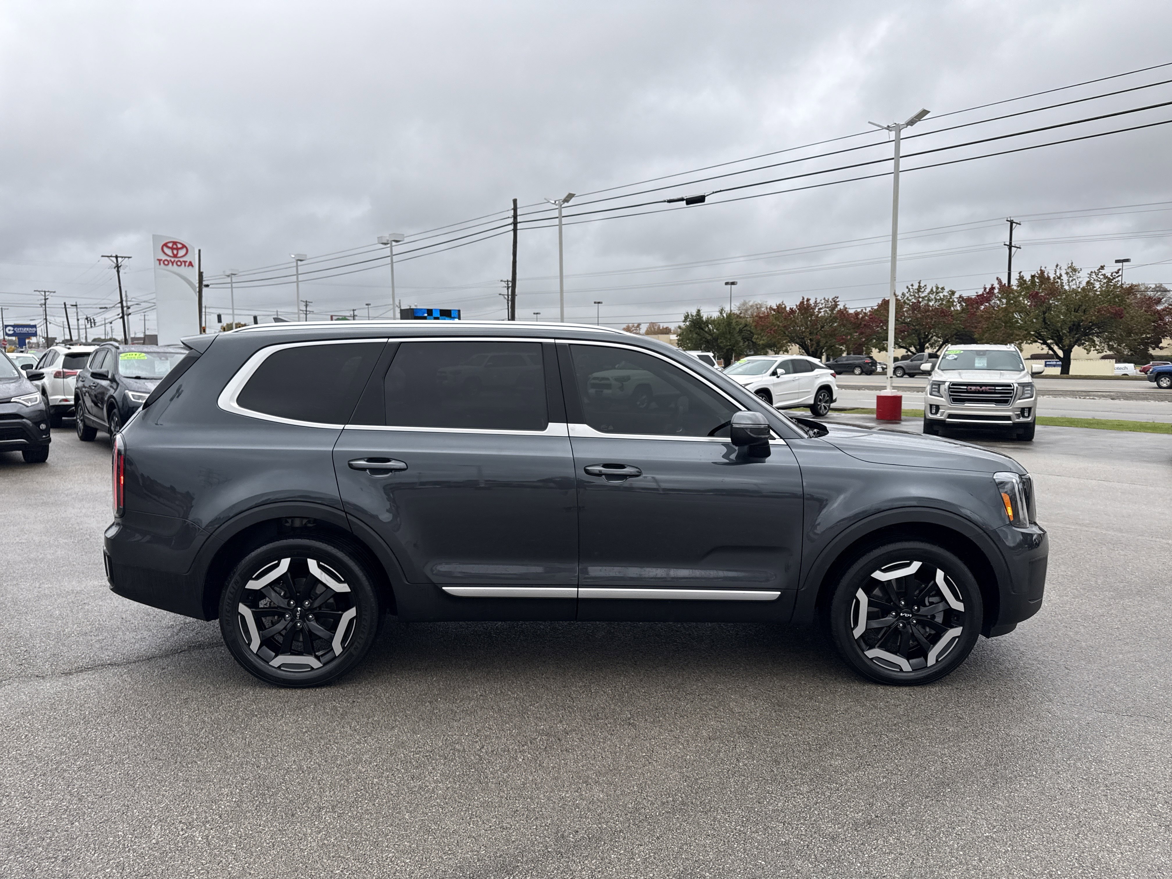 Used 2023 Kia Telluride EX w/ EX Captain's Chair Package image 2