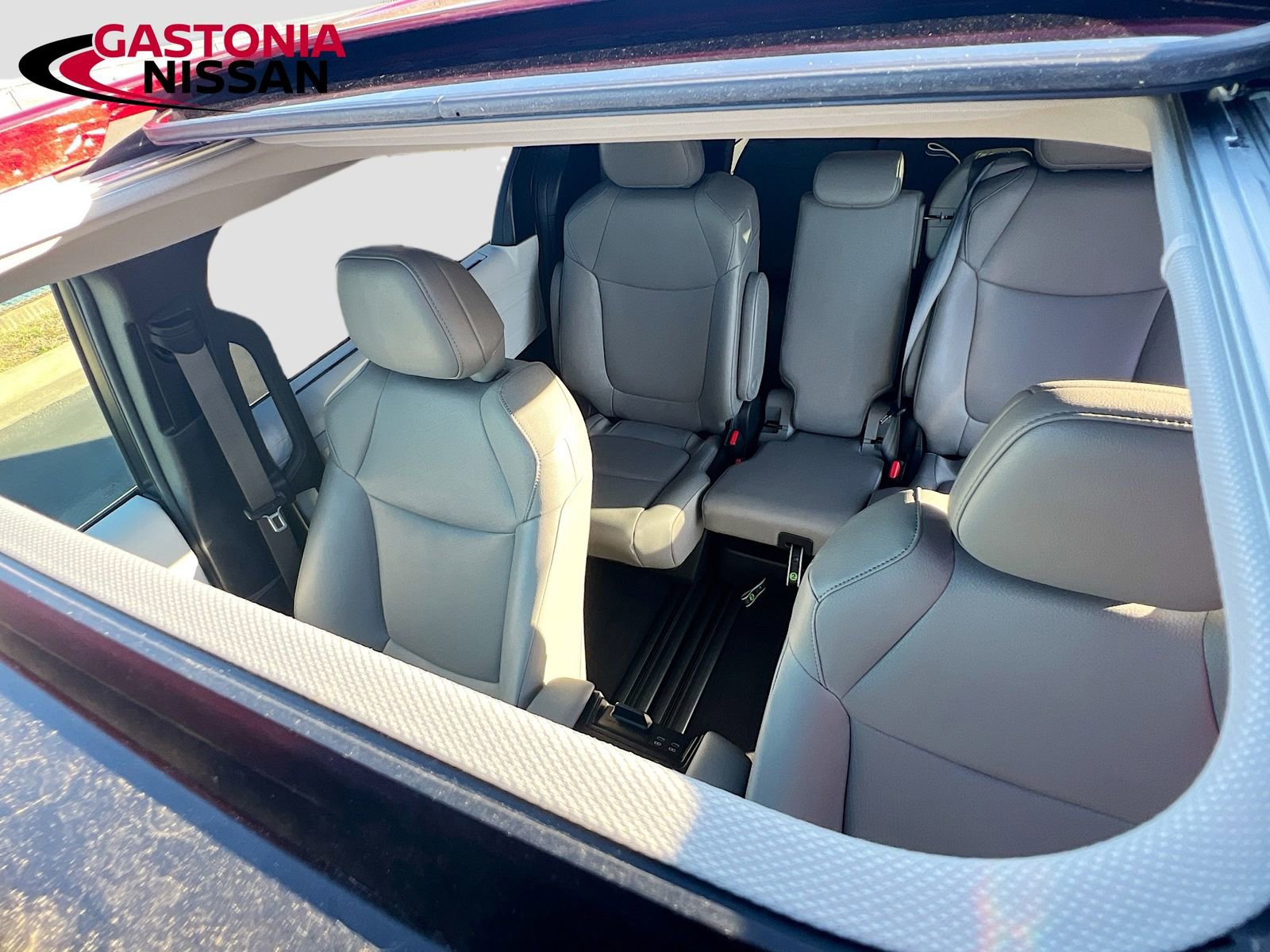 Used 2025 Toyota Sienna XLE image 30