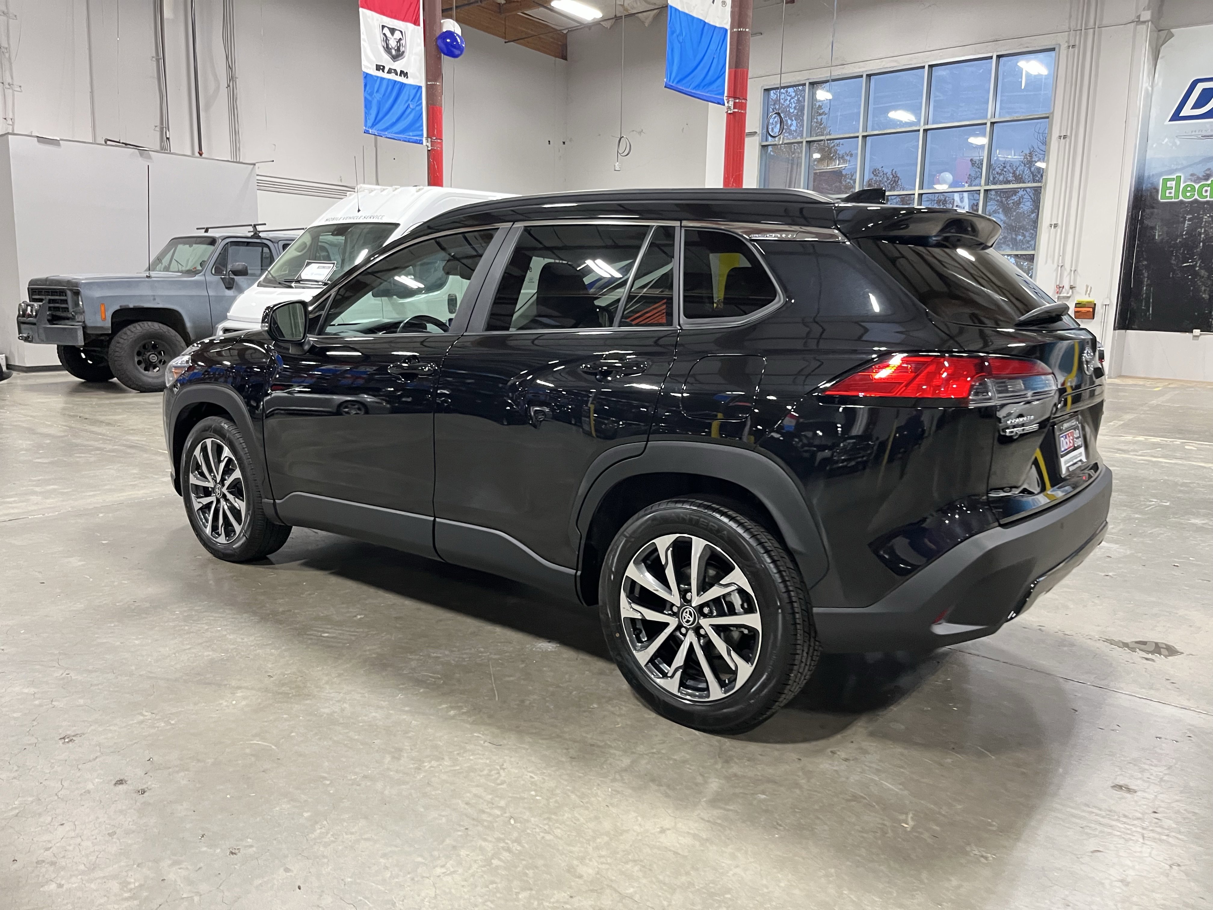 Used 2024 Toyota Corolla Cross XLE video 3