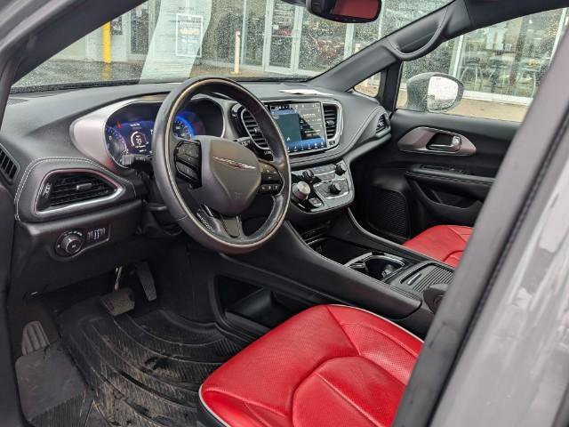 Used 2021 Chrysler Pacifica Limited w/ Uconnect Theater Family Group image 13