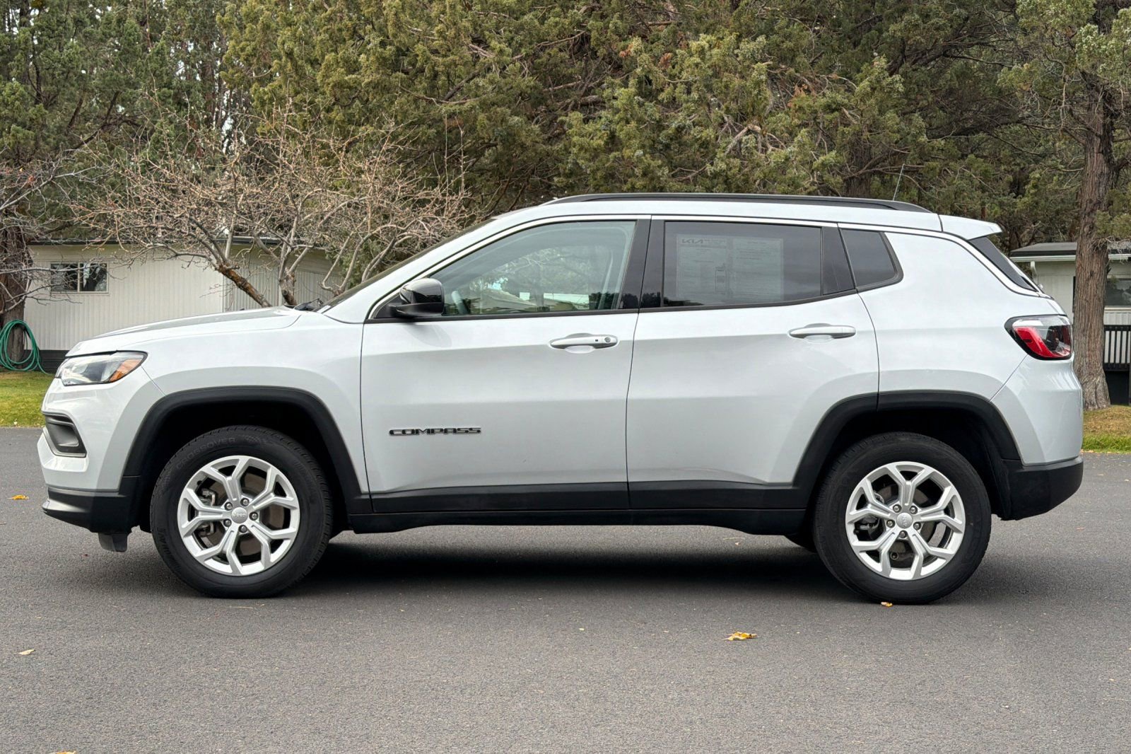Used 2024 Jeep Compass Latitude image 7