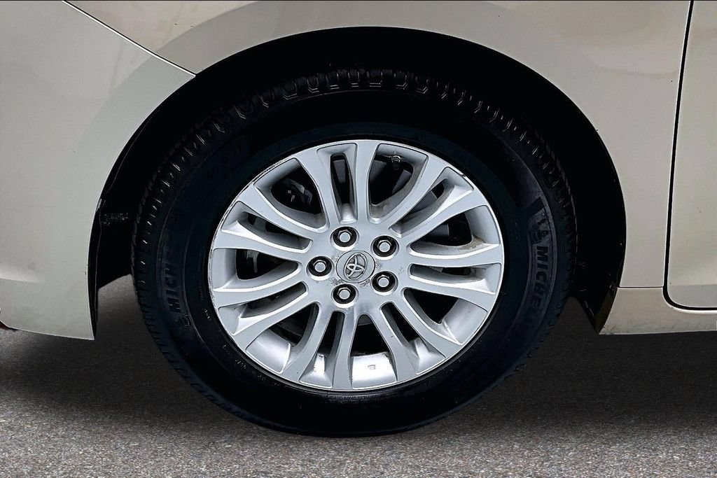 Used 2013 Toyota Sienna XLE FWD image 34