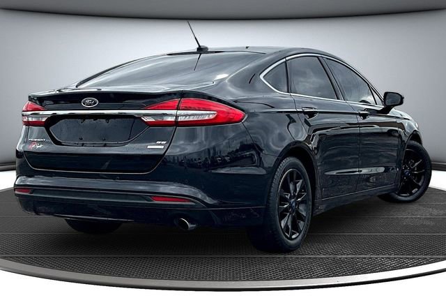 Used 2017 Ford Fusion SE w/ Fusion SE Technology Package image 6