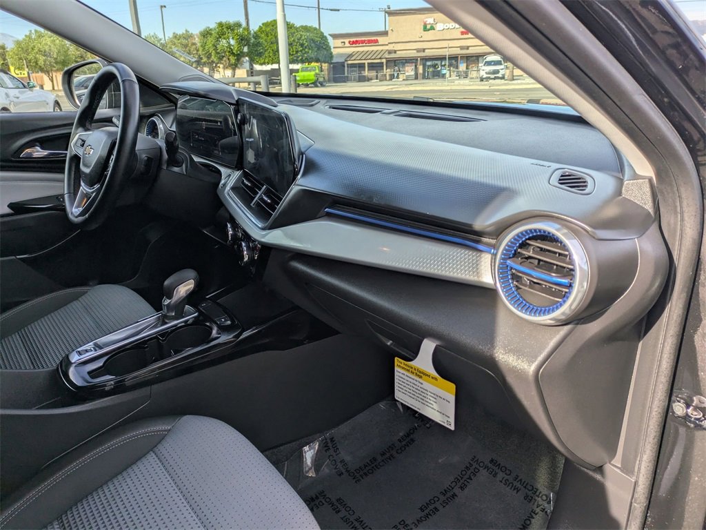 Used 2025 Chevrolet Trax LT w/ LT Convenience Package image 33