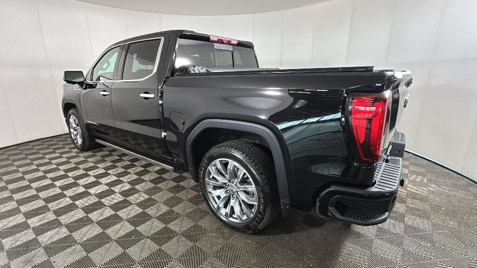 Used 2024 GMC Sierra 1500 Denali w/ Denali Reserve Package AWD/4WD video 5