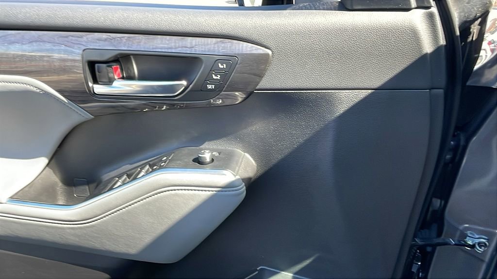 Used 2024 Toyota Highlander Limited AWD/4WD image 29